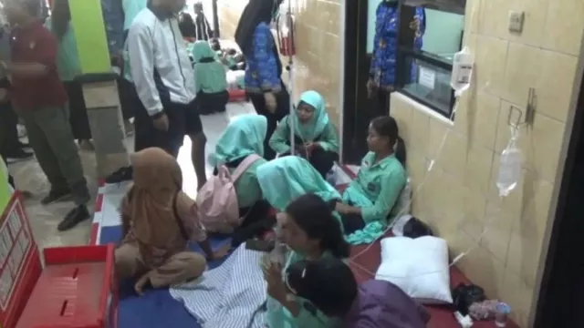 2 Jenis Bakteri Ditemukan di Menu MBG SMKN 1 Sine, Puluhan Siswa Ngawi Keracunan - GenPI.co 2 Jenis Bakteri Ditemukan di Menu MBG SMKN 1 Sine, Puluhan Siswa Ngawi Keracunan - GenPI.co