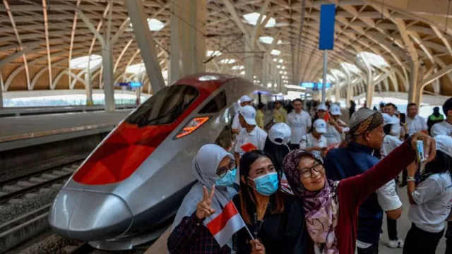 Adian Napitupulu Minta Pemerintah Lacak Penyebab Pembengkakan Biaya Kereta Cepat - GenPI.co Adian Napitupulu Minta Pemerintah Lacak Penyebab Pembengkakan Biaya Kereta Cepat - GenPI.co