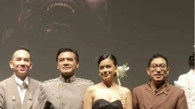 Main Film Horor Abadi Nan Jaya, Eva Celia Berjuang Lawan Panas - GenPI.co