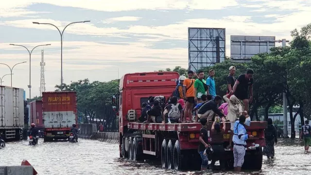 Banjir di Kaligawe Genangi Jalan Pantura, Polisi Imbau Lewat Jalur Alternatif - GenPI.co Banjir di Kaligawe Genangi Jalan Pantura, Polisi Imbau Lewat Jalur Alternatif - GenPI.co