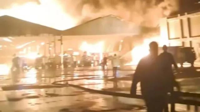 Pabrik Pengelola Limbah B3 Karawang Terbakar, Damkar Kerahkan 6 Unit Mobil Pemadam - GenPI.co