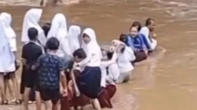 Viral! Anak SD dan SMP di Pandeglang Banten Terobos Sungai Deras demi Sekolah - GenPI.co