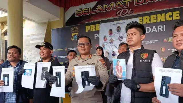 Sipir Rutan Kolaka Terancam Dipecat karena Selundupkan Ponsel untuk Napi - GenPI.co Sipir Rutan Kolaka Terancam Dipecat karena Selundupkan Ponsel untuk Napi - GenPI.co