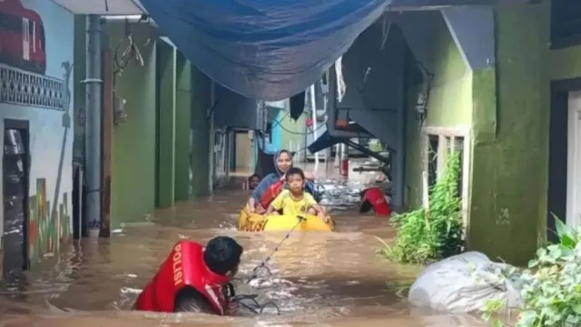 Sungai Ciliwung Meluap, 20 RT di Jakarta Banjir Setinggi 40 Cm hingga 120 Cm - GenPI.co