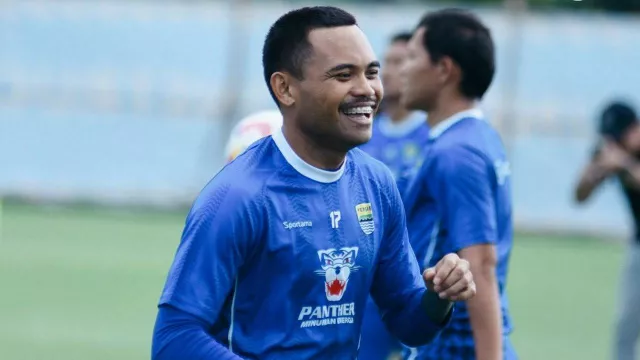 Saddil Ramdani Marah Saat Diganti, Klok Langsung Tenangkan - GenPI.co  Saddil Ramdani Marah Saat Diganti, Klok Langsung Tenangkan - GenPI.co