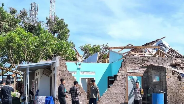 Hujan Lebat dan Angin Kencang Rusak 772 Rumah di Cianjur, Puluhan Warga Mengungsi - GenPI.co