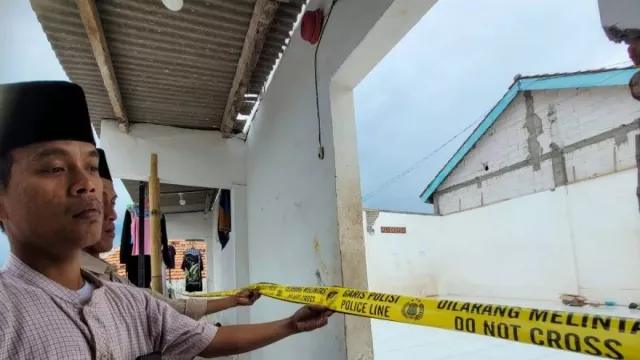 Atap Asrama Putri Ponpes di Situbondo Ambruk, 1 Santriwati Tewas dan 18 Luka-Luka - GenPI.co Atap Asrama Putri Ponpes di Situbondo Ambruk, 1 Santriwati Tewas dan 18 Luka-Luka - GenPI.co