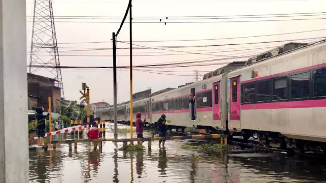 Penumpang Terdampak Banjir Semarang Bisa Refund Tiket KA di Loket & Contact Center - GenPI.co Penumpang Terdampak Banjir Semarang Bisa Refund Tiket KA di Loket & Contact Center - GenPI.co