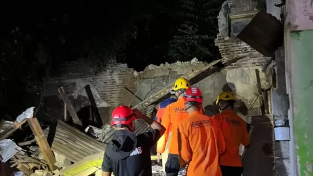 1 Keluarga Tertimpa Rumah Tua Roboh di Pecinan Semarang, 1 Meninggal - GenPI.co 1 Keluarga Tertimpa Rumah Tua Roboh di Pecinan Semarang, 1 Meninggal - GenPI.co