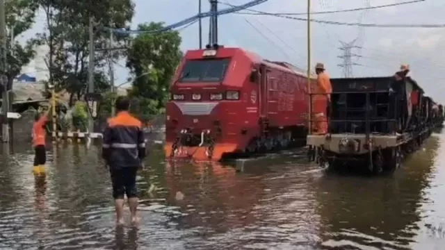 Banjir Genangi Jalur Rel Semarang, 16 Perjalanan KA Batal dan Ubah Pola Operasi - GenPI.co Banjir Genangi Jalur Rel Semarang, 16 Perjalanan KA Batal dan Ubah Pola Operasi - GenPI.co