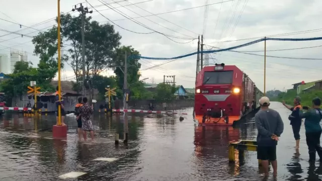 Perjalanan KA di Daop 7 Madiun Terdampak Banjir Semarang, KAI Terapkan Pola Memutar - GenPI.co Perjalanan KA di Daop 7 Madiun Terdampak Banjir Semarang, KAI Terapkan Pola Memutar - GenPI.co