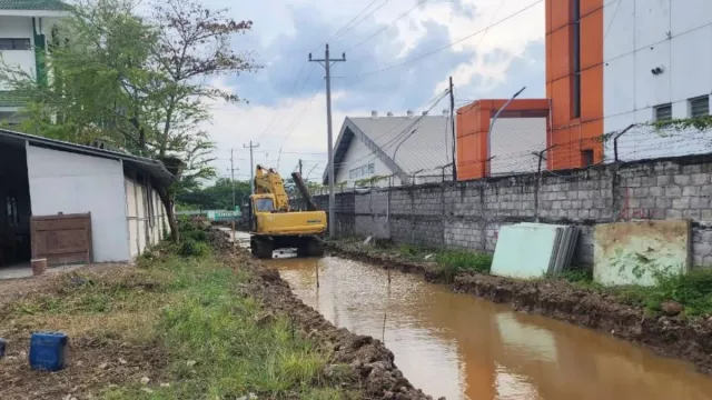 BBPJN Buat Sodetan di Kaligawe dan Kerahkan Alat Berat Atasi Banjir Pantura - GenPI.co BBPJN Buat Sodetan di Kaligawe dan Kerahkan Alat Berat Atasi Banjir Pantura - GenPI.co