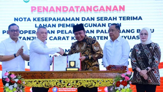 Herman Deru Tanda Tangani MoU Pelabuhan Tanjung Carat, Pertumbuhan Ekonomi 8 Persen Bukan Mustahil - GenPI.co Herman Deru Tanda Tangani MoU Pelabuhan Tanjung Carat, Pertumbuhan Ekonomi 8 Persen Bukan Mustahil - GenPI.co