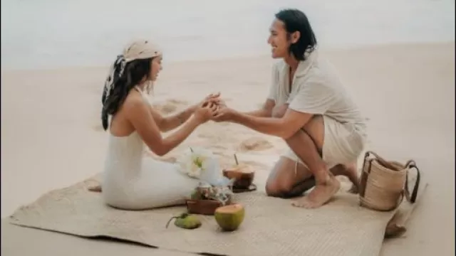 Lamar Hana Malasan di Pantai, Janji Beri Tawa dan Cinta - GenPI.co Lamar Hana Malasan di Pantai, Janji Beri Tawa dan Cinta - GenPI.co
