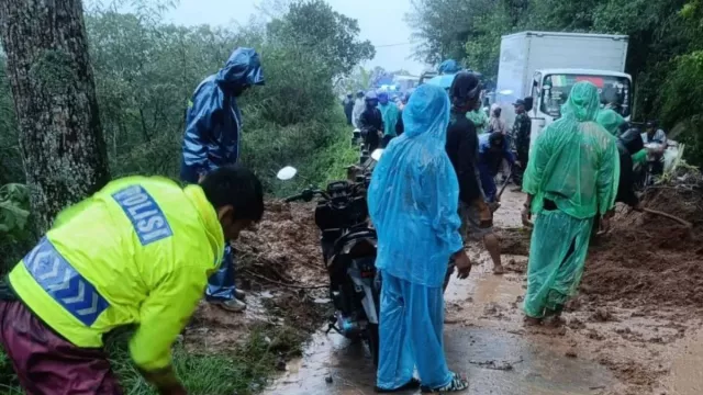 Tertutup Longsor Sehari, Jalur Selatan Garut Sudah Bisa Dilalui - GenPI.co Tertutup Longsor Sehari, Jalur Selatan Garut Sudah Bisa Dilalui - GenPI.co