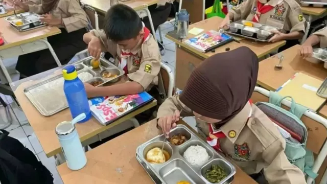 Menu Mi dan Puding Diduga Picu Keracunan, SDN Meruya 01 Jakbar Setop MBG - GenPI.co Menu Mi dan Puding Diduga Picu Keracunan, SDN Meruya 01 Jakbar Setop MBG - GenPI.co