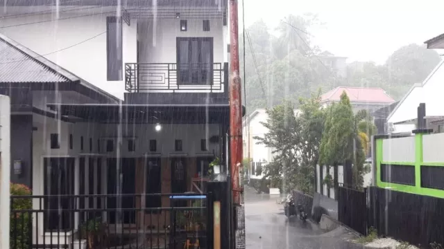 BMKG Imbau Waspadai Hujan Lebat di Pulau Jawa hingga 7 November - GenPI.co