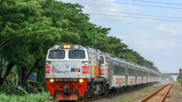 KA Bangunkarta Tabrak Mobil dan Motor di Sleman, 3 Orang Tewas dan 3 Luka-Luka - GenPI.co