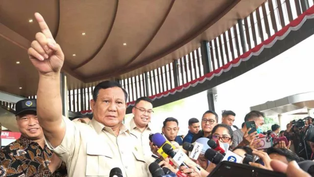 Prabowo Subianto Minta Utang Kereta Cepat Whoosh Tak Dipolitisasi - GenPI.co