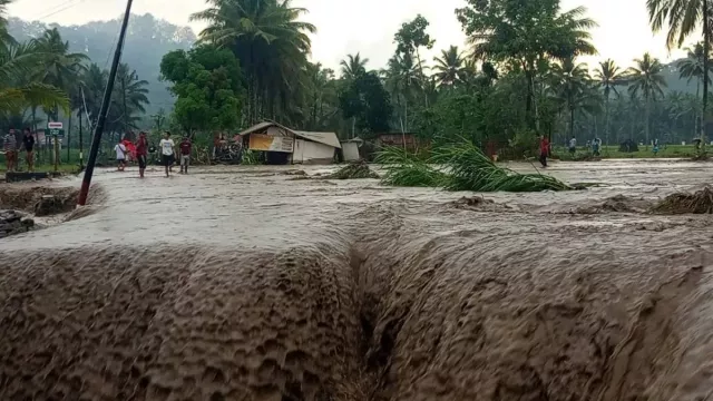 Semeru Erupsi 147 Kali dan 2 Getaran Banjir Lahar Picu Kenaikan Debit Air DAS - GenPI.co