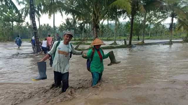 Banjir Lahar Gunung Semeru Putus Akses Jalan, 300 KK di Lumajang Terisolasi - GenPI.co