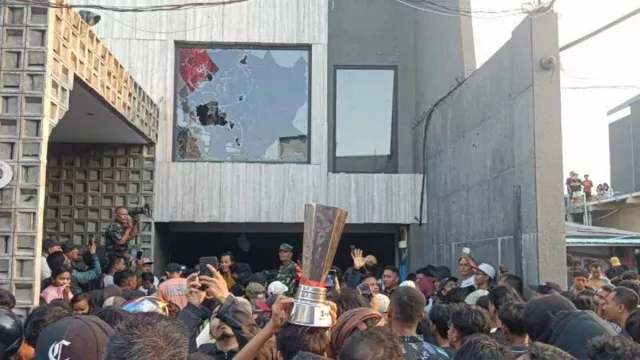 Ahmad Sahroni Bantah Isu Kabur ke Singapura, Bisa Dipastikan di Imigrasi - GenPI.co