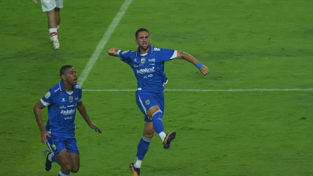 Gelandang Persib Bandung Lucho Guaycochea Dipastikan Absen Lawan Dewa United - GenPI.co