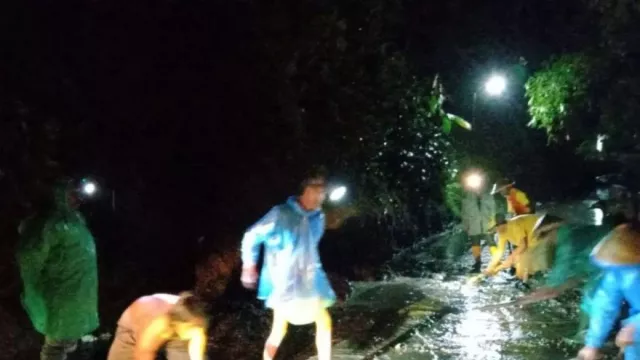 Banjir Kepung 3 Kecamatan di Kebumen, Hujan Deras Sejak Minggu - GenPI.co