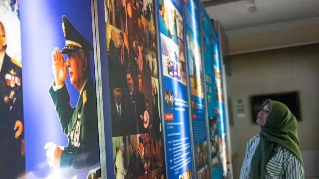 Natalius Pigai Ogah Komentar Soal Gelar Pahlawan untuk Soeharto - GenPI.co