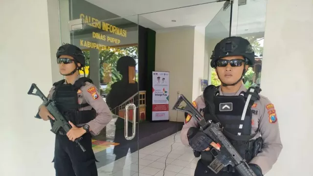 KPK Bawa Koper Saat Geledah Kantor DPUPKP Ponorogo - GenPI.co