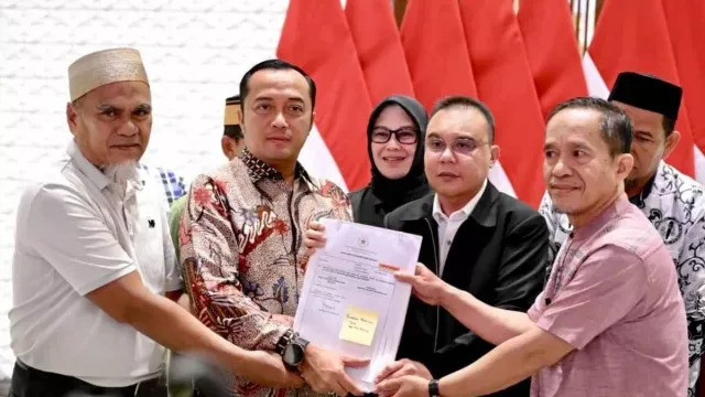 Prabowo Subianto Beri Rehabilitasi 2 Guru Luwu Utara yang Dipecat dan Divonis Penjara - GenPI.co