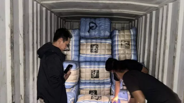 207 Praktik Pakaian Bekas Impor Ilegal Terbongkar, Ungkap Jaringan Besar Pasar Senen - GenPI.co