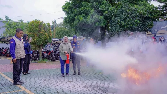 Bangun Budaya Kerja Aman dan Tanggap Darurat, PLN UIP JBT Latih Pegawai Gunakan APAR - GenPI.co