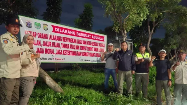 Satpol PP Bongkar Prostitusi Sesama Jenis di Jakbar, 2 Pria Ditangkap - GenPI.co