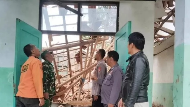 Ruang Kelas SMPN 1 Peundeuy Ambruk Akibat Hujan Deras, Tak Ada Korban - GenPI.co