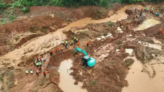 Tanah Labil dan Rawan Longsor di Cilacap, 28 Keluarga Diungsikan - GenPI.co