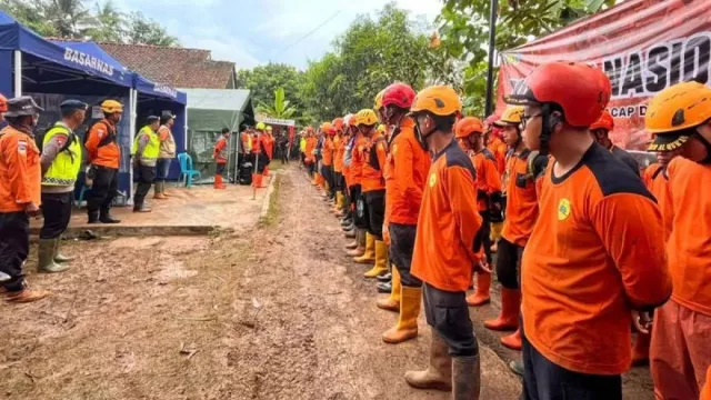 Tim SAR Temukan Titik Baru, Pencarian Korban Longsor Cilacap Diperluas - GenPI.co