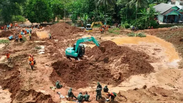 Pencarian 5 Korban Longsor Cilacap Fokus di 3 Sektor, Kerahkan 21 Ekskavator dan 9 K9 - GenPI.co