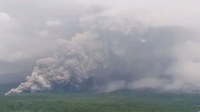 Gunung Semeru Erupsi, Luncuran Awan Panas 7 Km dan Tinggi Letusan 2 Km dari Puncak - GenPI.co