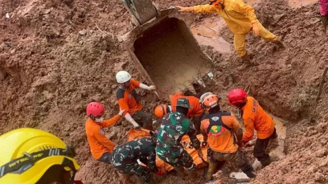 Jenazah Ibu dan Anak Ditemukan, 5 Korban Longsor Cilacap Masih Dicari - GenPI.co