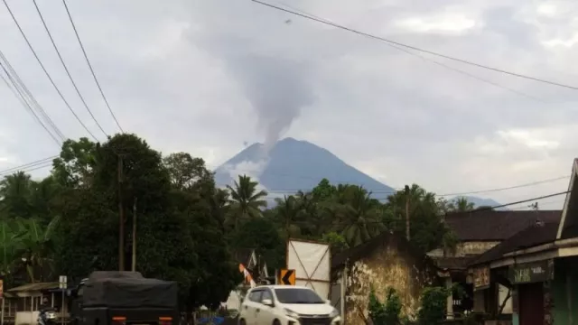 Gunung Semeru Alami 32 Gempa Guguran dan 25 Letusan dalam 6 Jam - GenPI.co