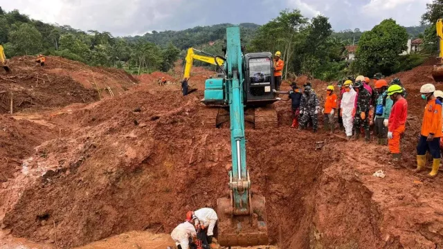 3 Korban Longsor Cilacap Masih Dicari, Material Tebal Hambat Evakuasi - GenPI.co