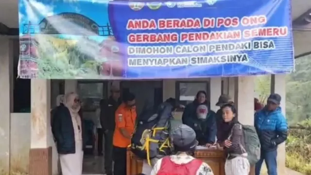 Semeru Meletus, Basarnas Dampingi Evakuasi Ratusan Pendaki - GenPI.co