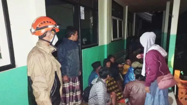 Material Vulkanik Semeru Ancam Permukiman, 300 Warga Mengungsi ke Balai Desa - GenPI.co