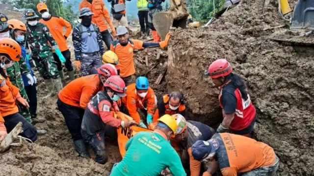 Longsor Banjarnegara, Temukan 5 Jenazah dan 2 Potongan Tubuh - GenPI.co