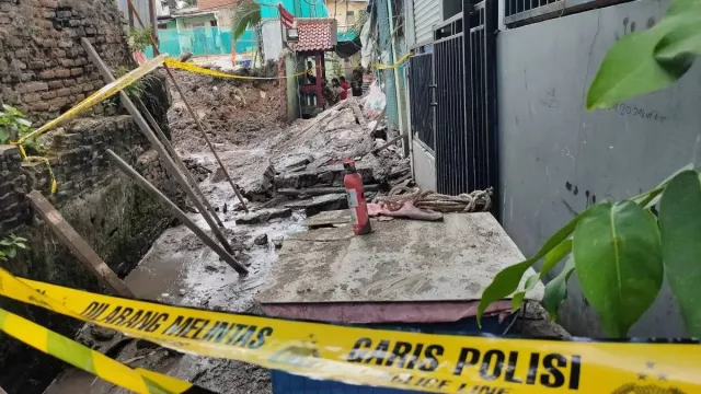 Diduga Akibat Proyek Renovasi dan Hujan Deras, Tembok Sekolah di Palmerah Roboh - GenPI.co