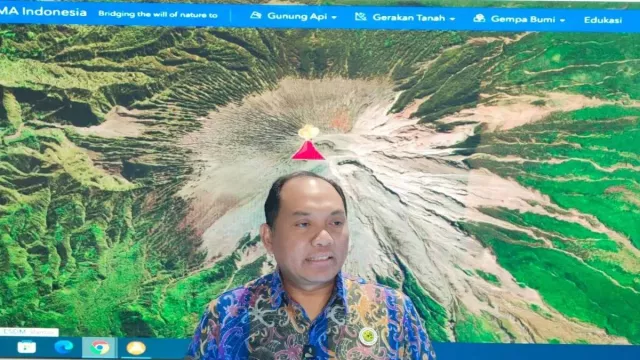 Satu-Satunya Gunung Berstatus Awas, Semeru Dipantau Tim Khusus Ahli Vulkanologi - GenPI.co