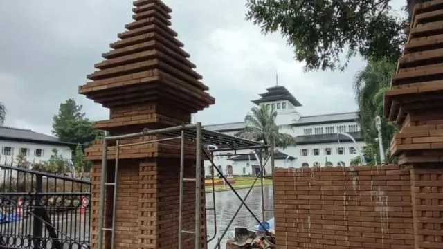 DPRD Jawa Barat Kritik Proyek Gapura Gedung Sate, Disebut Salah Kaprah - GenPI.co