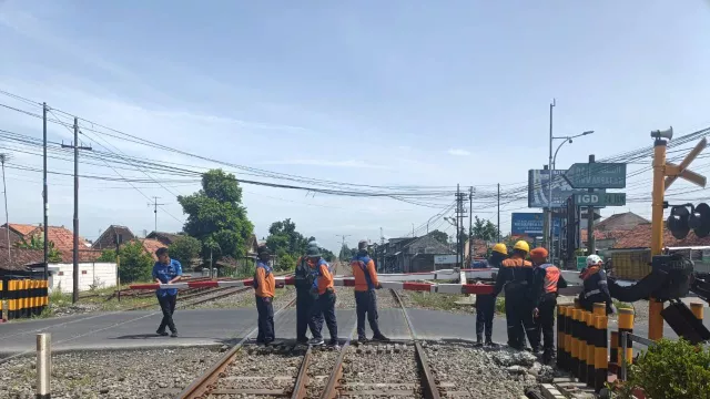 Palang Pintu Kereta di Stasiun Salem Ditabrak Truk, KAI Keluarkan Peringatan Keras - GenPI.co