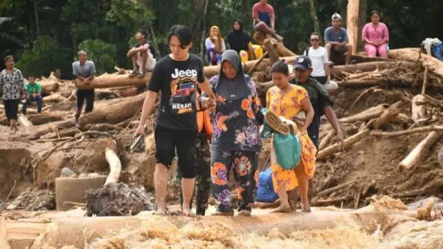 Akses Sibolga–Padang Sidempuan Masih Terputus, BNPB Kerahkan Alat Berat - GenPI.co